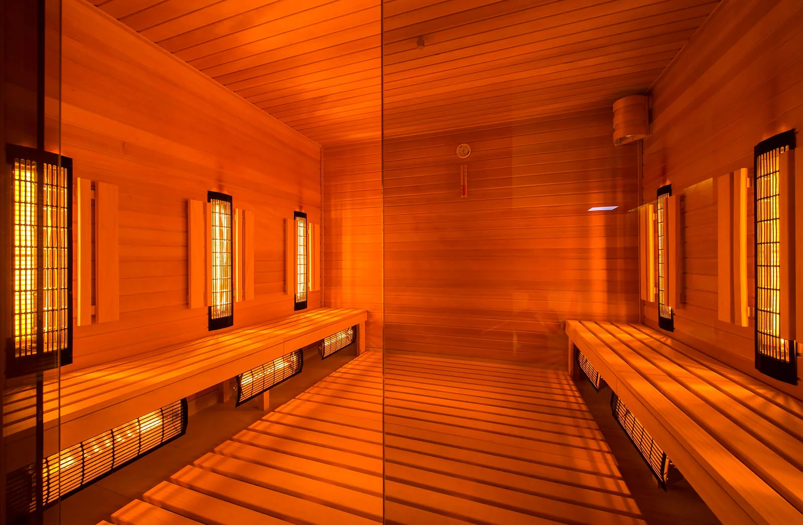Infrasauna — interiér s infračervenými žiaričmi, National Health Clinic