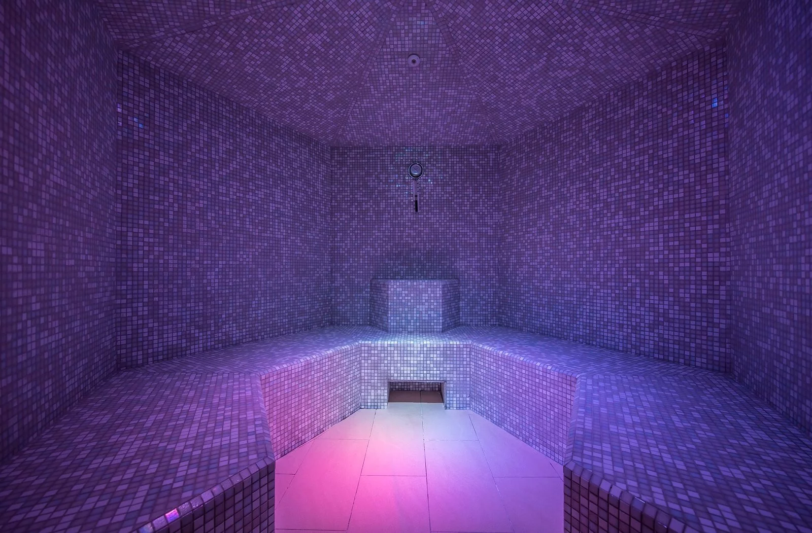 Parná sauna — mozaikový interiér s parou, National Health Clinic