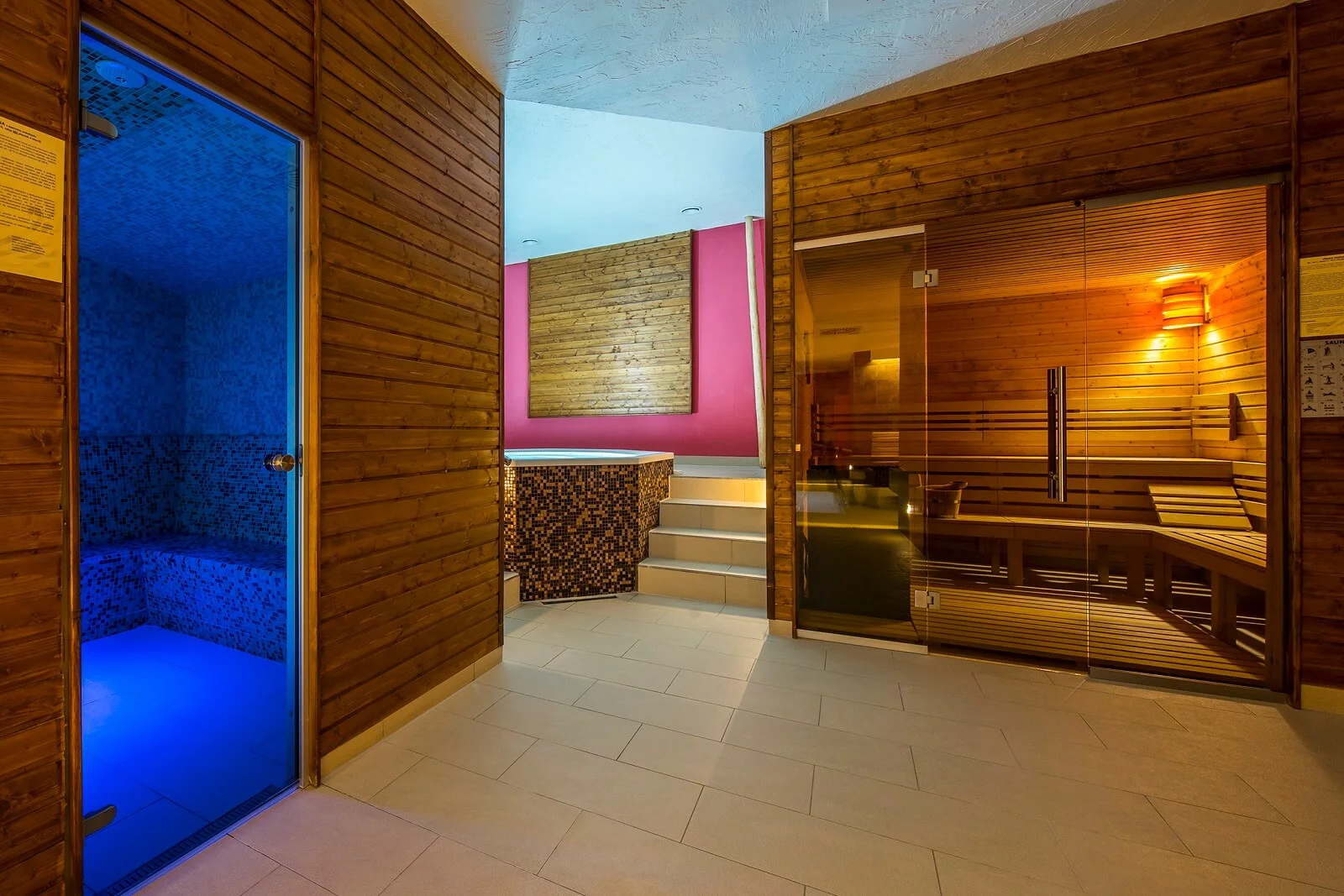 Saunová časť — parná sauna, fínska sauna a jacuzzi vo wellness centre